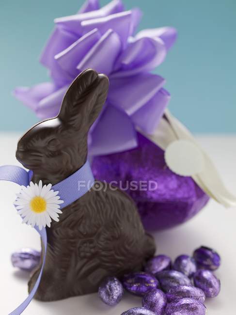 Шоколадный кролик и пасхальные яйца — стоковое фото