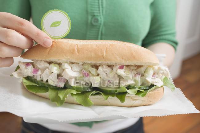Nahaufnahme einer Frau mit Thunfisch-Sandwich — Stockfoto