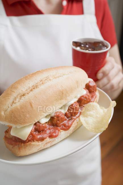 Donna in possesso di sandwich — Foto stock