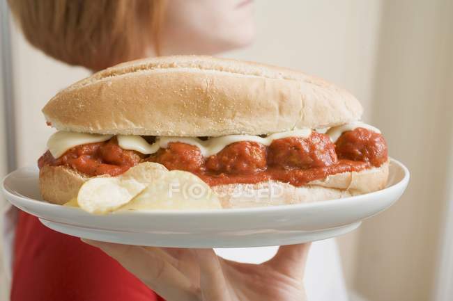 Mujer sirviendo sándwich - foto de stock