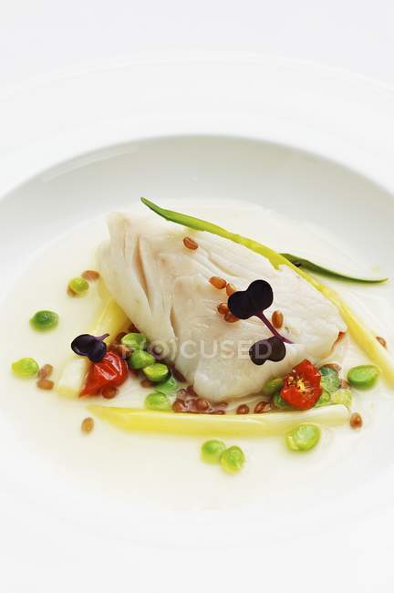 Steamed bass with peas — Stock Photo