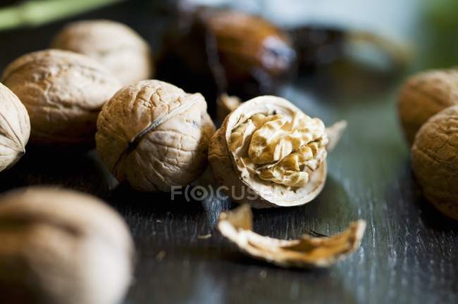 Цельные и наполовину грецкие орехи — стоковое фото