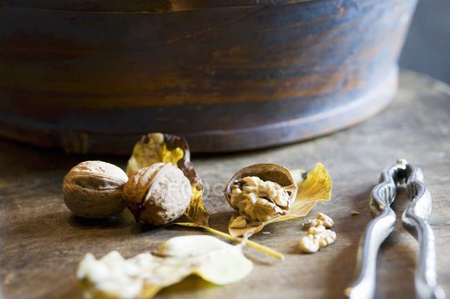Whole and cracked walnuts — Stock Photo