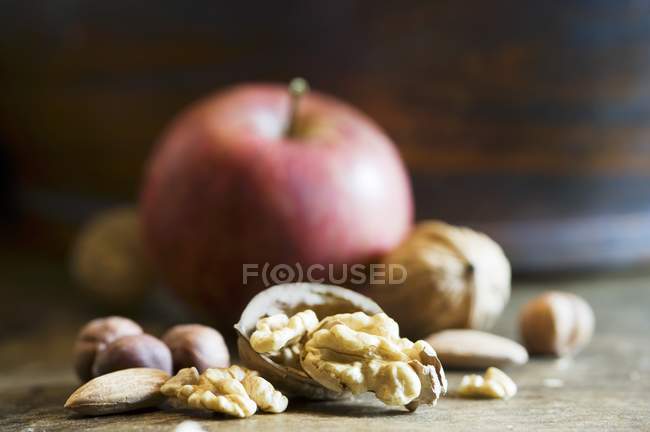 Яблоко на деревянной поверхности — стоковое фото