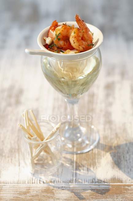 Fried garlic prawns in glass — Stock Photo