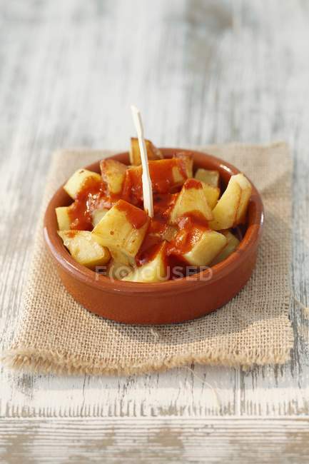 Patatas especiadas con salsa - foto de stock