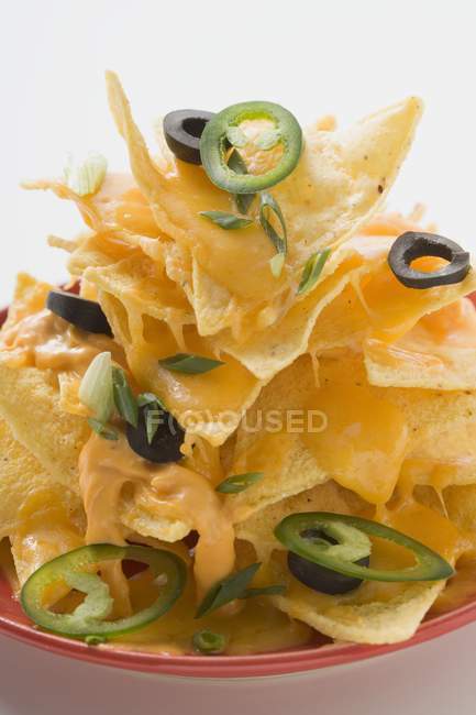Nachos mit Käse auf Weiß — Stockfoto