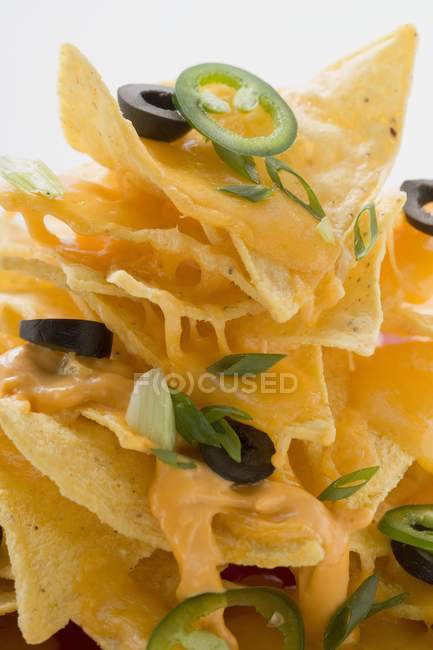 Nachos con formaggio su bianco — Foto stock