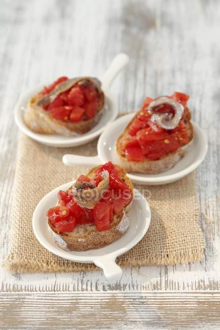 Pan cubierto con tomates - foto de stock