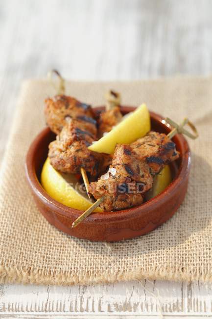 Kebab di maiale con limone — Foto stock