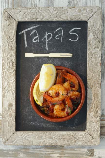 Crevettes à l'ail espagnol dans un bol — Photo de stock