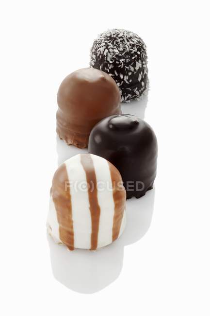 Quatro marshmallows de chocolate — Fotografia de Stock
