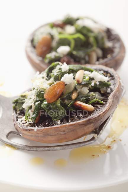 Грибы Portobello со шпинатом — стоковое фото