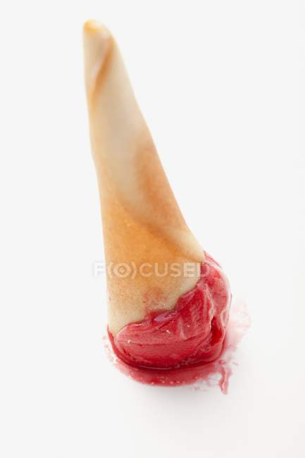 Конус мороженого вверх ногами — стоковое фото