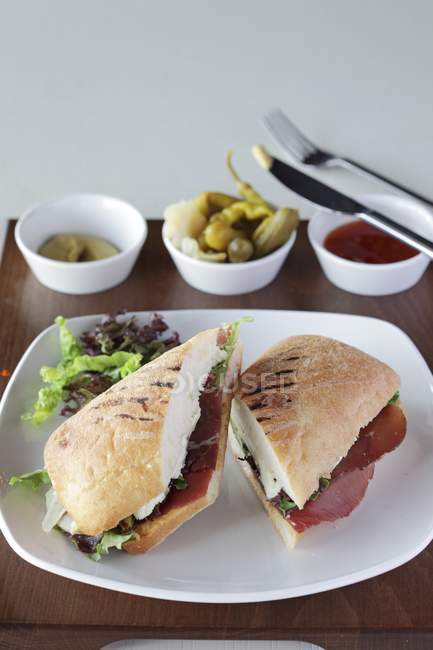 Sandwich et cornichons mélangés — Photo de stock