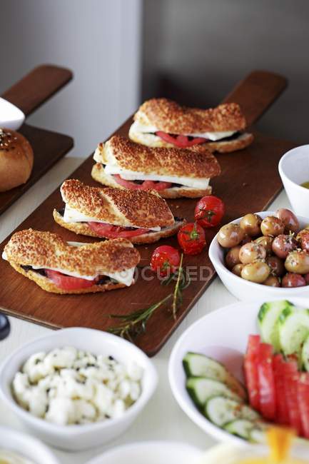 Desayuno turco en el escritorio de madera en fila - foto de stock