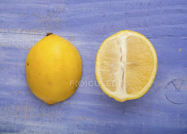 Frische Zitronenhälften — Stockfoto