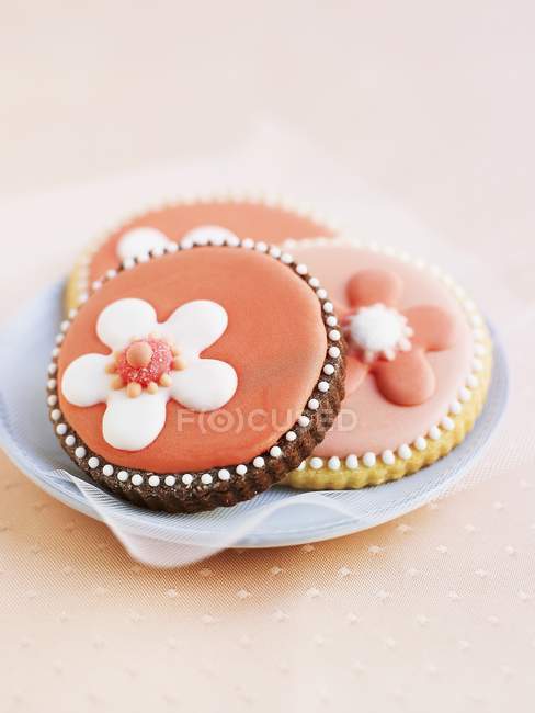 Biscuits decorated with flowers — Stock Photo
