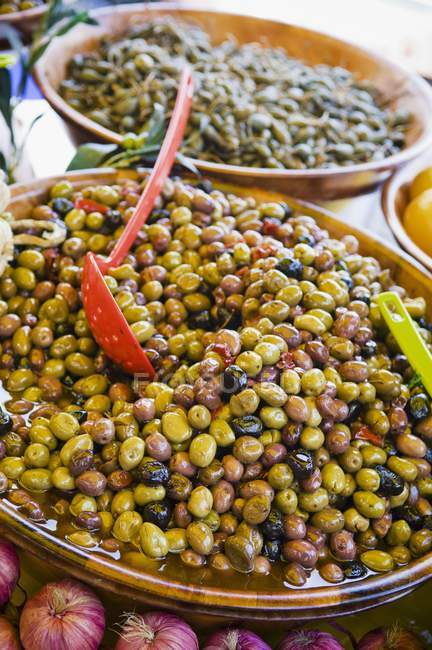 Big dish of of black and green olives — Stock Photo