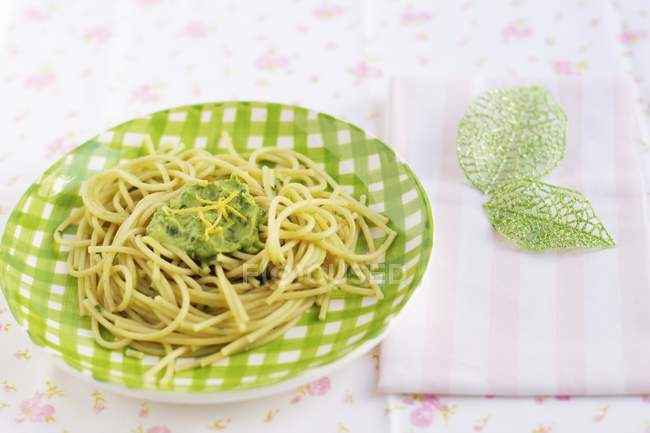 Espaguetis con crema de aguacate - foto de stock
