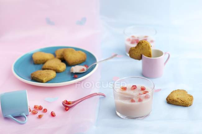 Kardamom-Kekse und Rose — Stockfoto