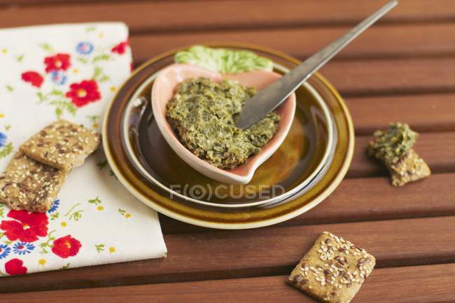 Seaweed cream with crackers — Stock Photo