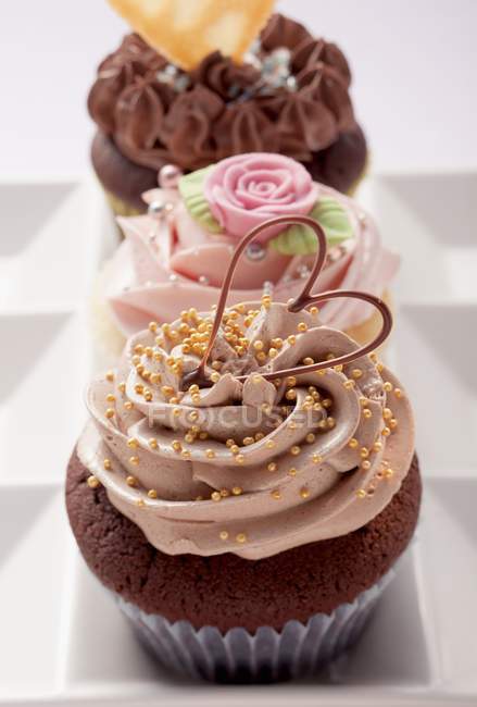 Cupcake decorati con perline di zucchero — Foto stock
