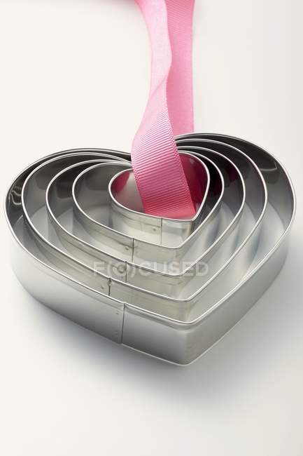 Vista close-up de cortadores de biscoitos em forma de coração em vários tamanhos — Fotografia de Stock