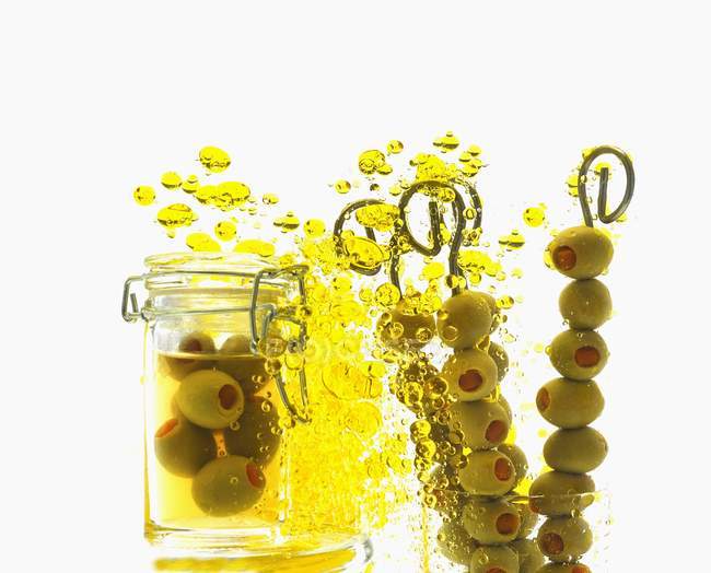 Aceitunas verdes con burbujas de aceite de oliva - foto de stock