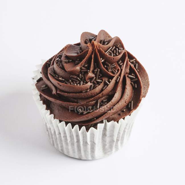 Schokoladen-Cupcake auf Weiß — Stockfoto