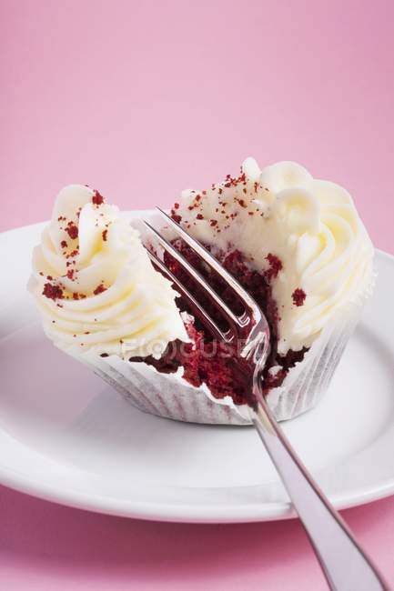Cupcake en velours rouge avec fourchette — Photo de stock