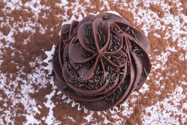 Pastel de chocolate recién horneado - foto de stock
