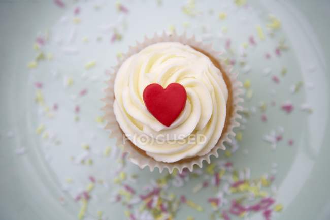 Cupcake mit leichtem Zuckerguss verziert — Stockfoto