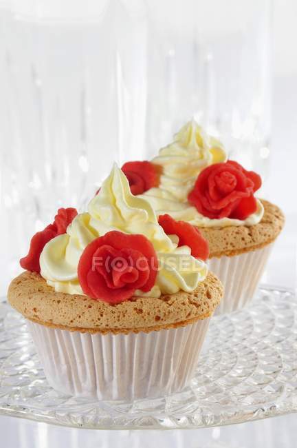 Cupcakes decorated with marzipan roses — Stock Photo