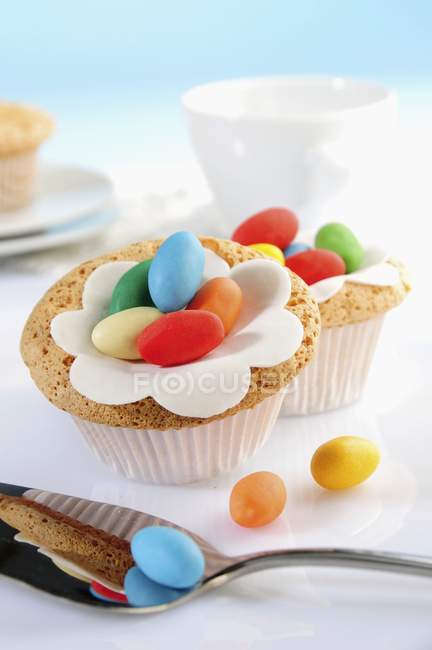 Pasteles decorados con huevos de azúcar - foto de stock