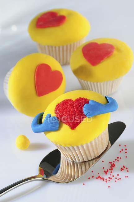 Gâteaux décorés avec des cœurs — Photo de stock