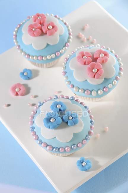 Cupcake decorati con fiori di marzapane — Foto stock