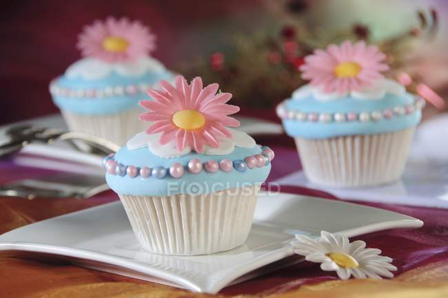 Cupcakes mit rosa Blumen dekoriert — Stockfoto
