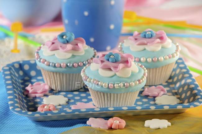 Cupcake decorati con fiori rosa — Foto stock
