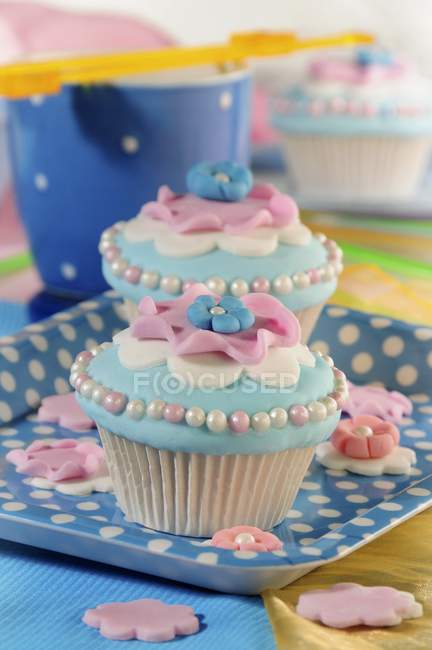 Cupcakes decorated with pink flowers — Stock Photo