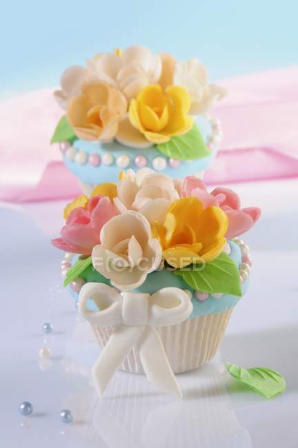Cupcakes decorated with marzipan flowers — Stock Photo
