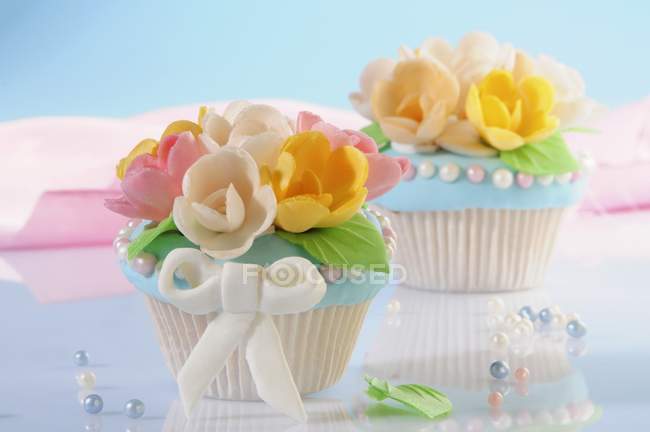 Cupcakes mit Marzipanblumen dekoriert — Stockfoto