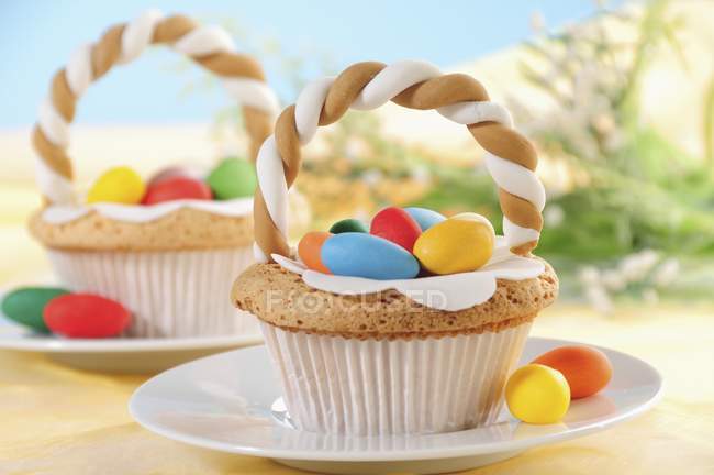 Oster-Cupcakes mit Zuckereiern verziert — Stockfoto