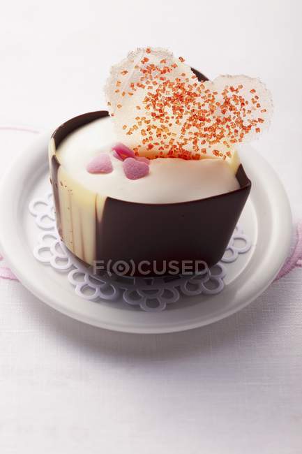 Vista close-up de praline em forma de coração decorado com um coração de açúcar — Fotografia de Stock
