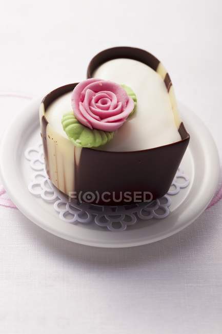 Vista close-up de Praline em forma de coração decorado com rosa de maçapão — Fotografia de Stock