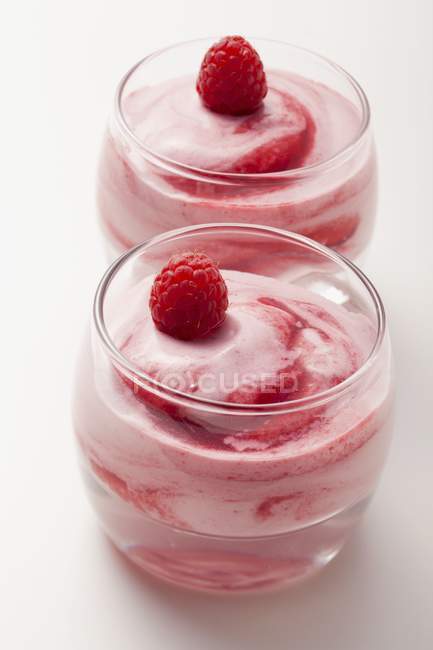 Visão de close-up de nata de fruto com framboesas em uns copos — Fotografia de Stock