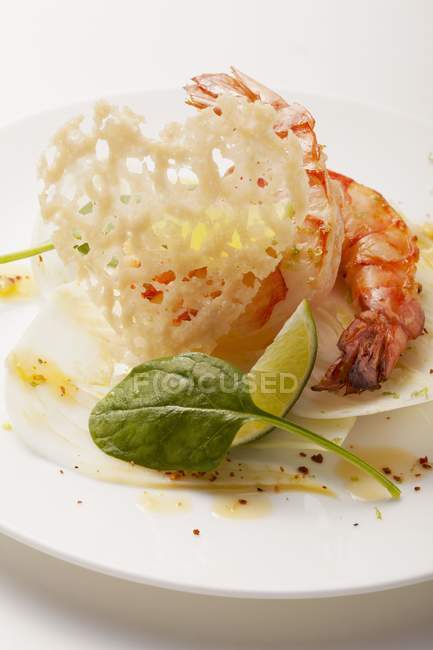 Closeup view of heart-shaped appetizer with prawn, herb and lime wedge — Stock Photo