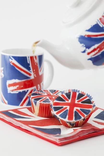 Tè versato dalla teiera Union Jack — Foto stock