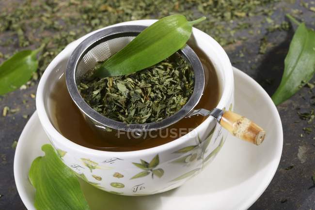 Tè Ramson con colino — Foto stock