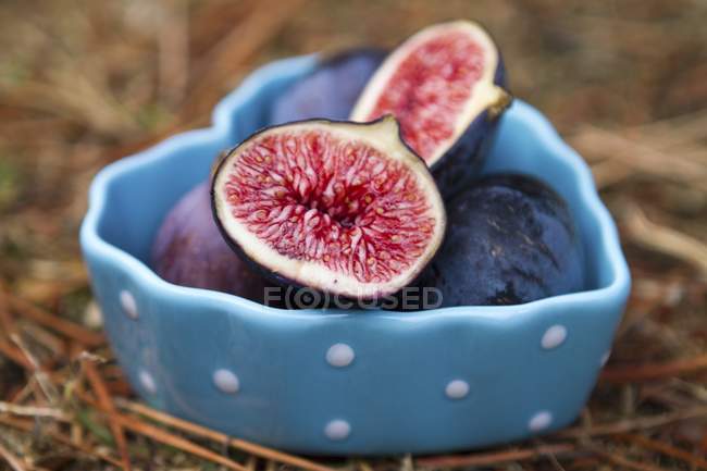 Figues fraîches dans un bol en forme de cœur — Photo de stock